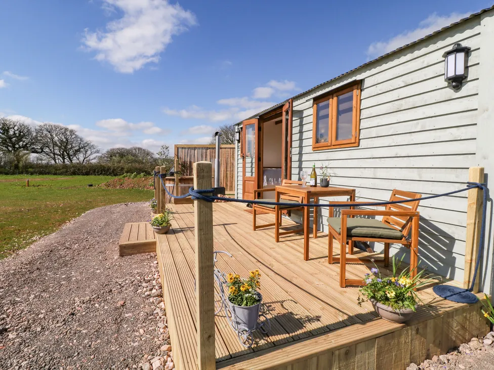 Buzzards (Exterior): outdoor deck