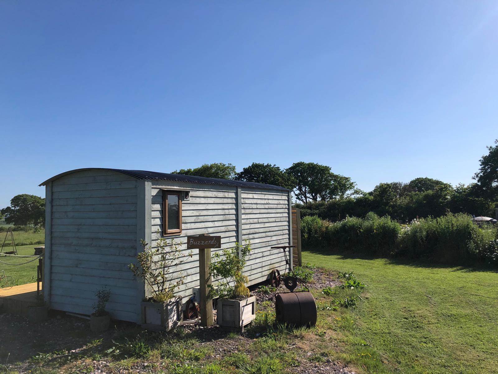 Buzzards (Exterior): hut and setting