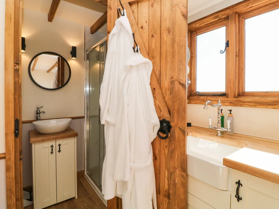 Buzzards (Interior): shower room