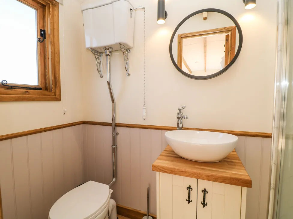 Buzzards (Interior): shower room