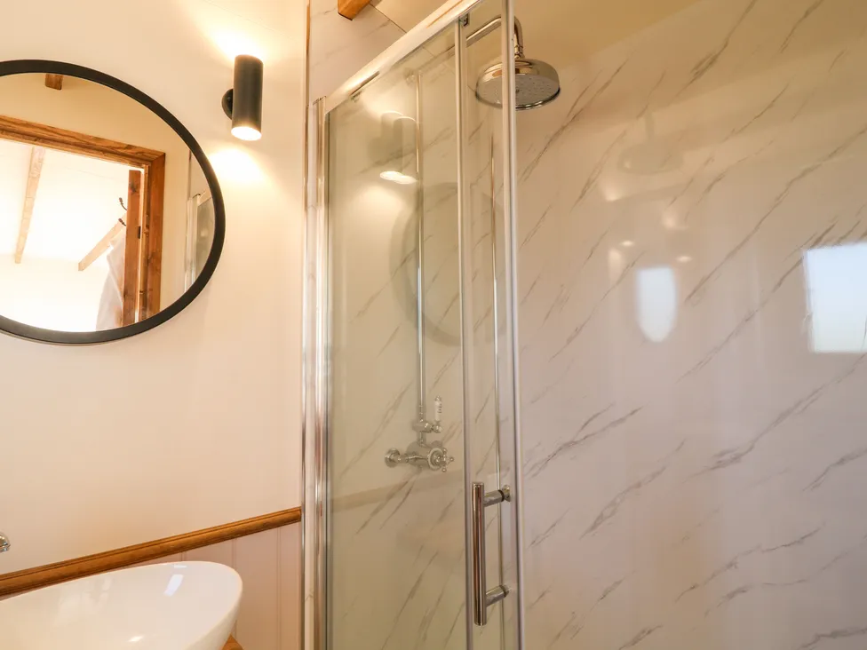 Buzzards (Interior): shower room