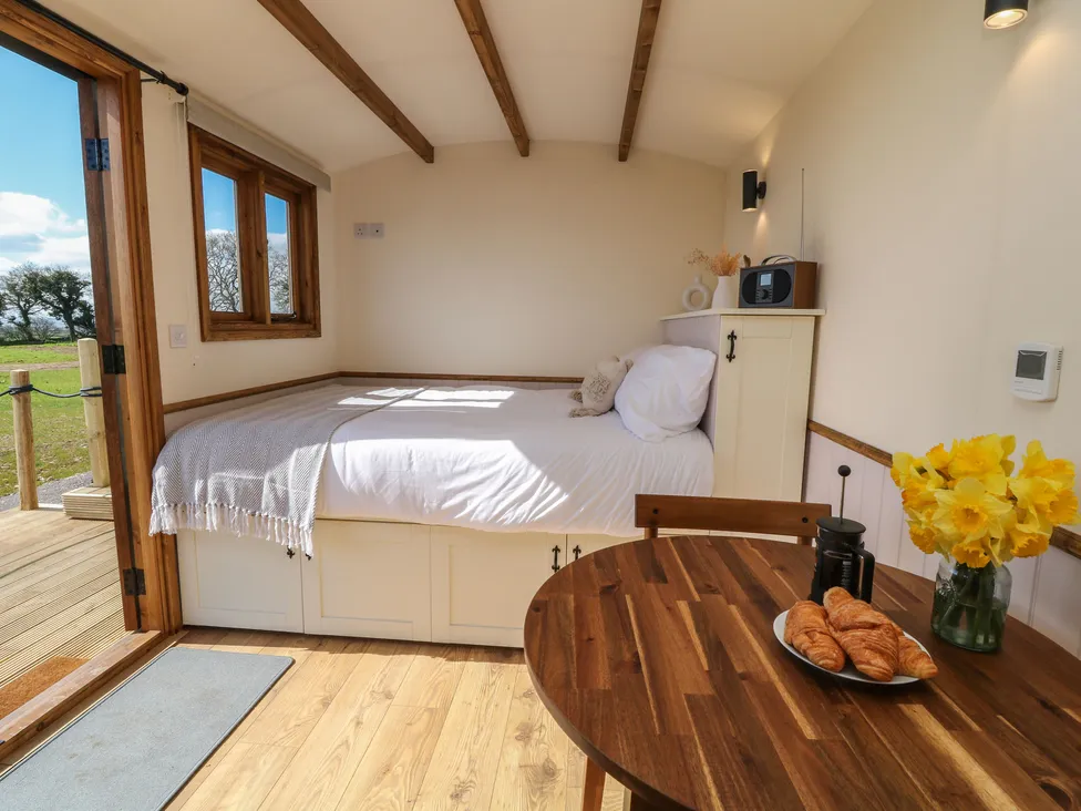 Buzzards (Interior): bedroom