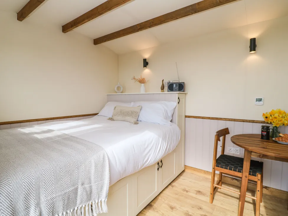 Buzzards (Interior): bedroom