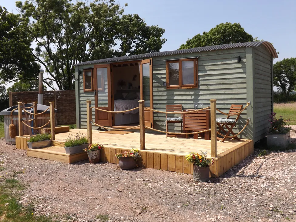 Tawny (Exterior): hut exterior