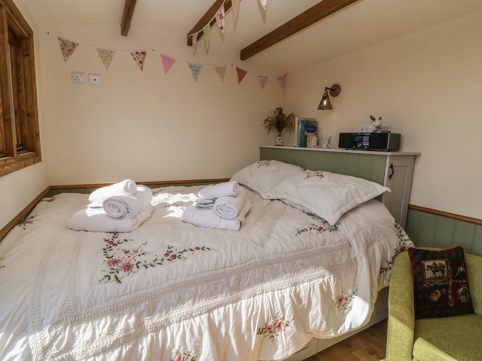 Tawny (Interior): bedroom